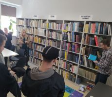 Pierwsi goście zwiedzają bibliotekę