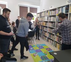 Pierwsi goście zwiedzają bibliotekę