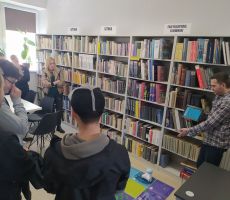 Pierwsi goście zwiedzają bibliotekę