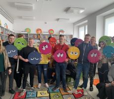 Pierwsi goście zwiedzają bibliotekę