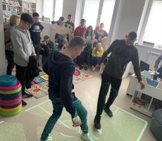 Pierwsi goście zwiedzają bibliotekę