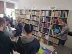 Pierwsi goście zwiedzają bibliotekę