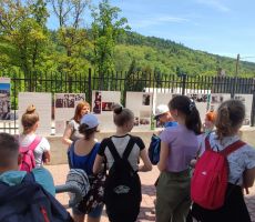 Spotkanie plenerowe przed budynkiem biblioteki