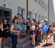 Spotkanie plenerowe przed budynkiem biblioteki