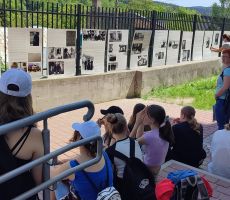 Spotkanie plenerowe przed budynkiem biblioteki