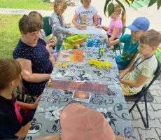 GRAMY W GRY ORAZ TWORZYMY INACZEJ – ZAJĘCIA WAKACYJNE W BIBLIOTECE NA ŹRÓDLANEJ