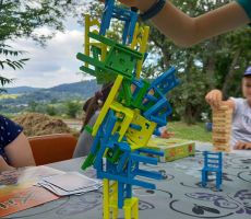 GRAMY W GRY ORAZ TWORZYMY INACZEJ – ZAJĘCIA WAKACYJNE W BIBLIOTECE NA ŹRÓDLANEJ