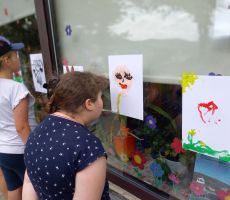 GRAMY W GRY ORAZ TWORZYMY INACZEJ – ZAJĘCIA WAKACYJNE W BIBLIOTECE NA ŹRÓDLANEJ