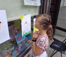 GRAMY W GRY ORAZ TWORZYMY INACZEJ – ZAJĘCIA WAKACYJNE W BIBLIOTECE NA ŹRÓDLANEJ