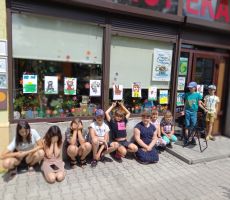 GRAMY W GRY ORAZ TWORZYMY INACZEJ – ZAJĘCIA WAKACYJNE W BIBLIOTECE NA ŹRÓDLANEJ