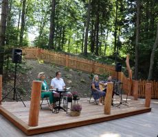 NARODOWE CZYTANIE - pod wieżą widokową na Słotwinach