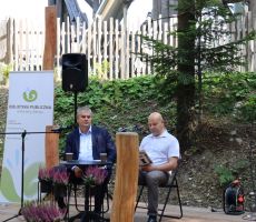 NARODOWE CZYTANIE - pod wieżą widokową na Słotwinach