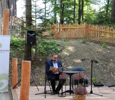 NARODOWE CZYTANIE - pod wieżą widokową na Słotwinach