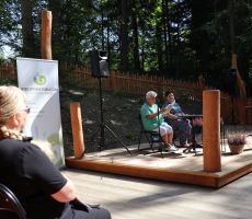 NARODOWE CZYTANIE - pod wieżą widokową na Słotwinach