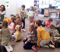 Z książką do przedszkola. Taniec Pszczółki Mai