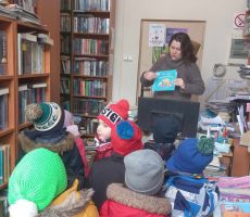 ODWIEDZINY PRZEDSZKOLAKÓW W BIBLIOTECE NA ŹRÓDLANEJ