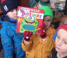 ODWIEDZINY PRZEDSZKOLAKÓW W BIBLIOTECE NA ŹRÓDLANEJ