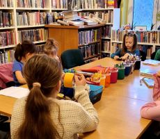 Kwiaty dla dziadków - Sobota z wyobraźnią w Filii na Czarnym Potoku