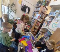 ZAJĘCIA Z WYOBRAŹNIĄ W BIBLIOTECE NA ŹRÓDLANEJ