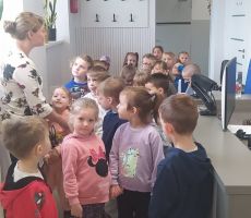 PRZEDSZKOLAKI Z OCHRONKI GOŚĆMI NASZEJ BIBLIOTEKI