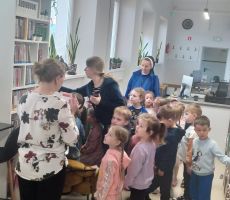 PRZEDSZKOLAKI Z OCHRONKI GOŚĆMI NASZEJ BIBLIOTEKI