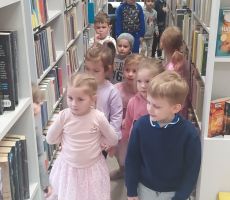 PRZEDSZKOLAKI Z OCHRONKI GOŚĆMI NASZEJ BIBLIOTEKI