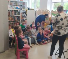 PRZEDSZKOLAKI Z OCHRONKI GOŚĆMI NASZEJ BIBLIOTEKI