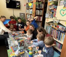 ZAJĘCIA WIELKANOCNE DLA MALUCHÓW W BIBLIOTECE NA ŹRÓDLANEJ