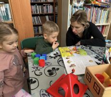 ZAJĘCIA WIELKANOCNE DLA MALUCHÓW W BIBLIOTECE NA ŹRÓDLANEJ