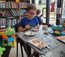 ZAJĘCIA WIELKANOCNE DLA MALUCHÓW W BIBLIOTECE NA ŹRÓDLANEJ