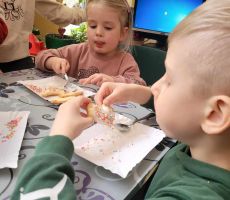 ZAJĘCIA WIELKANOCNE DLA MALUCHÓW W BIBLIOTECE NA ŹRÓDLANEJ