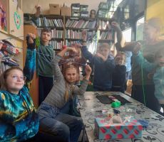 DZIECIĘCE SZYDEŁKO W BIBLIOTECE NA ŹRÓDLANEJ