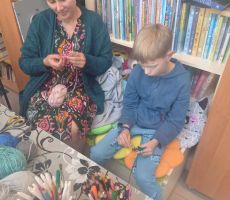 DZIECIĘCE SZYDEŁKO W BIBLIOTECE NA ŹRÓDLANEJ