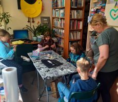 DZIECIĘCE SZYDEŁKO W BIBLIOTECE NA ŹRÓDLANEJ