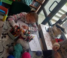 DZIECIĘCE SZYDEŁKO W BIBLIOTECE NA ŹRÓDLANEJ