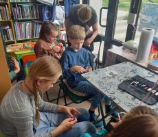 DZIECIĘCE SZYDEŁKO W BIBLIOTECE NA ŹRÓDLANEJ