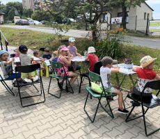 ODWIEDZINY DZIECI Z  MONTESSORII PROJEKT PIĄTKA  W BIBLIOTECE  NA ŹRÓDLANEJ