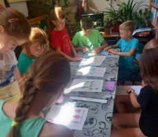 ZAJĘCIA WAKACYJNE W BIBLIOTECE NA ŹRÓDLANEJ