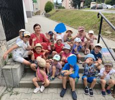 ODWIEDZINY DZIECI Z  MONTESSORII PROJEKT PIĄTKA  W BIBLIOTECE  NA ŹRÓDLANEJ