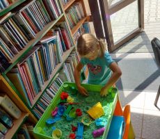 ZAJĘCIA WAKACYJNE W BIBLIOTECE NA ŹRÓDLANEJ CZAS ZACZĄĆ