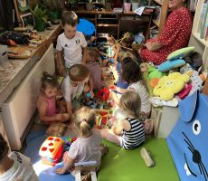 ODWIEDZINY DZIECI Z  MONTESSORII PROJEKT PIĄTKA  W BIBLIOTECE  NA ŹRÓDLANEJ