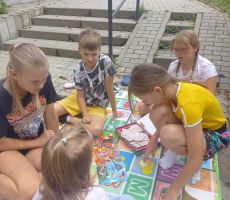 ZAJĘCIA WAKACYJNE W BIBLIOTECE NA ŹRÓDLANEJ