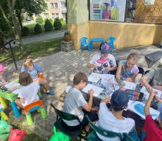 ZAJĘCIA WAKACYJNE W BIBLIOTECE NA ŹRÓDLANEJ