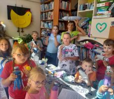 WAKACYJNE ZAJĘCIA W BIBLIOTECE NA ŹRÓDLANEJ