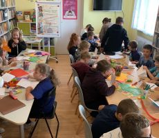 Ilustratorka Magdalena Pilch na warsztatach w Filii w Tyliczu