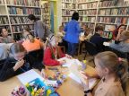 Ilustratorka Magdalena Pilch na warsztatach w Filii na Czarnym Potoku