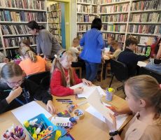 Ilustratorka Magdalena Pilch na warsztatach w Filii na Czarnym Potoku