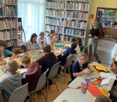 Ilustratorka Magdalena Pilch na warsztatach w Filii w Tyliczu