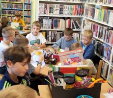 Ilustratorka Magdalena Pilch na warsztatach w Filii na Czarnym Potoku