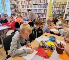 Ilustratorka Magdalena Pilch na warsztatach w Filii na Czarnym Potoku